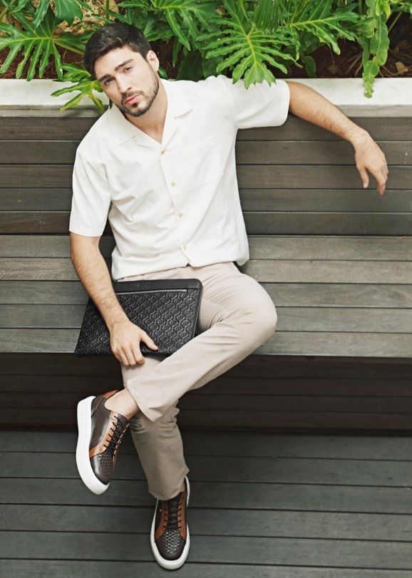 Sepatu Pria Style Rasing 6 Ide Outfit Sneakers Pria yang Stylish dan Anti-Membosankan, Bisa Ditiru!