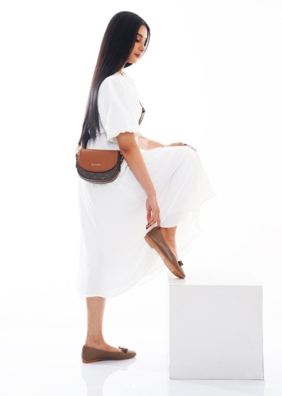 Sepatu Wanita untuk Sehari-hari, Pilih Flat Shoes atau Sneakers?